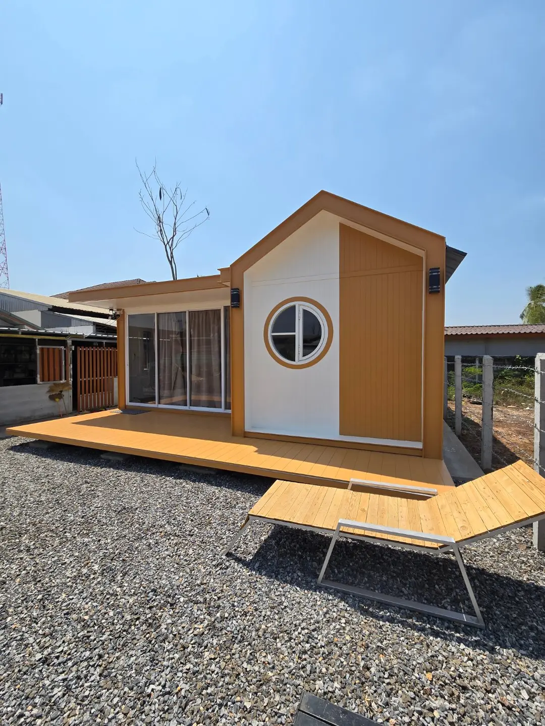 บ้านน็อคดาวน์ดีไซน์โมเดิร์น ด้านหน้าพร้อมบันได